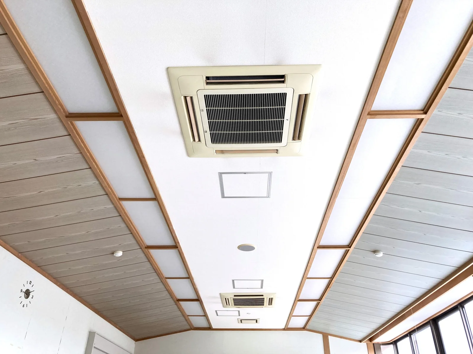 家の外壁の換気扇と床下の通気口